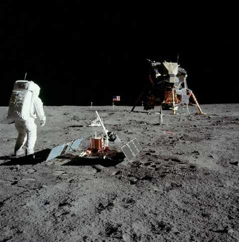 Astronaut Buzz Aldrin on the surface and the Lunar Module (LM) „Eagle” during the Apollo 11 extravehicular activity (EVA). Astronaut Neil A. Armstrong, commander, took this photograph with a 70mm lunar surface camera. While astronauts Armstrong and Aldrin descended in the Lunar Module (LM) „Eagle” to explore the Sea of Tranquility region of the Moon, astronaut Michael Collins, command module pilot, remained with the Command and Service Modules (CSM) „Columbia” in lunar orbit.